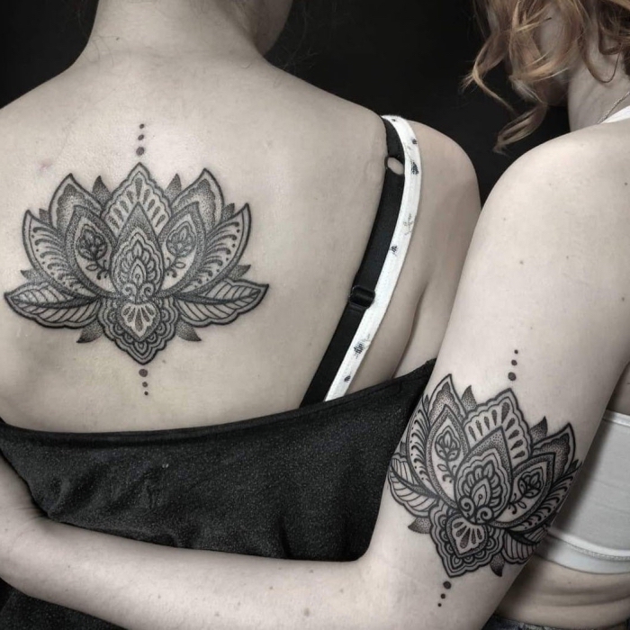 die besten geschwister tattoo designs, schwester mit detaillierten tätowierungen, große mandalas, lotusblumen