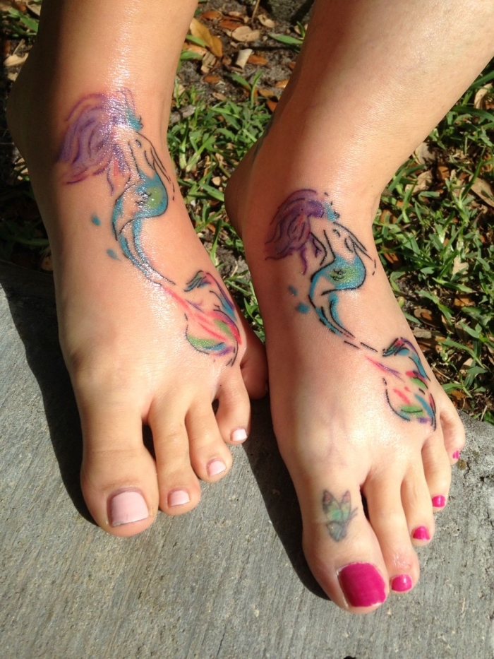 geschwister tattoo designs, wasserfarben tätowierungen an den füßen mit meerjungfrau motiv