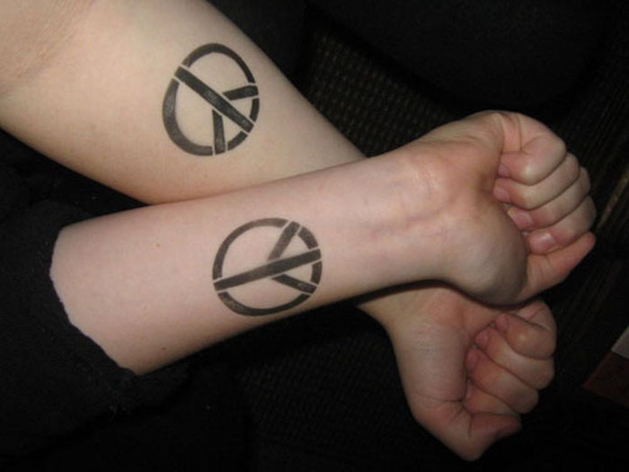 zwei Symbole von Frieden an den Armen von zwei Schwestern - Symbole für Schwestern