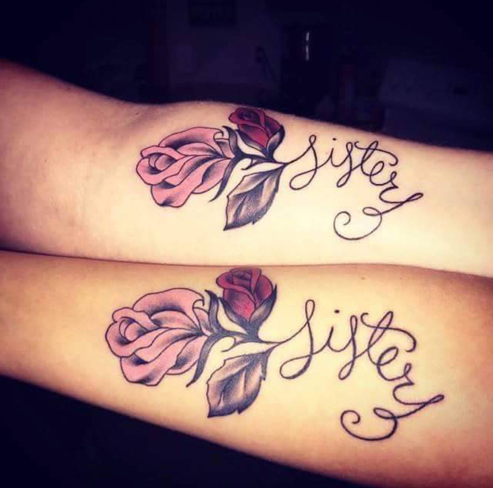 Tätowierung für zwei Schwestern mit Aufschrift und eine Rose - Symbol für Schwestern