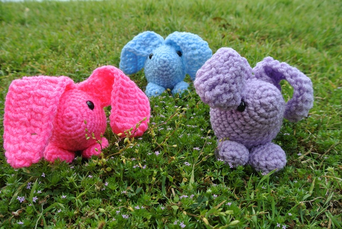 Häkeln zu Ostern Kaninchen in drei verschiedene Farben - rosa, blau und lila - Amigurumi für Anfänger