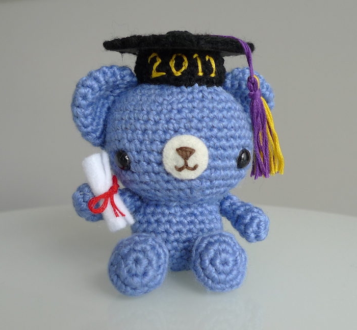 ein kleiner, blauer Teddy mit schwarzem Hut und ein Diploma - Geschenke zum Abitur