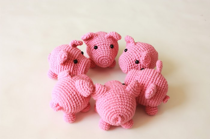 sechs kleine Schweine in rosa Farbe, nebeneinander in Kreis geordnet - Amigurumi für Anfänger