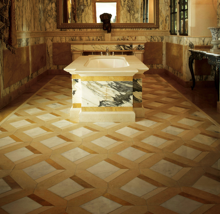 Design Fußboden 3D Fliesen mit geometrischem Muster neben Badewanne aus Marmor