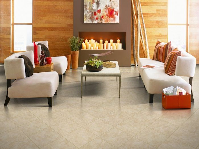 Fliesen im Wohnzimmer, Design Fußboden, ein Sofa und zwei Sessel Kerzen als Dekoration