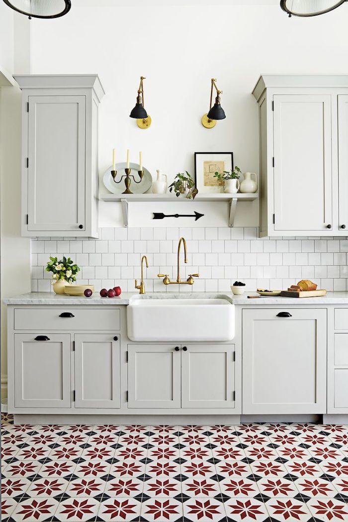 bunte Muster von Fliesen wie Blumen mit geometrischen Form, weiße Möbel Bodenbelag Küche
