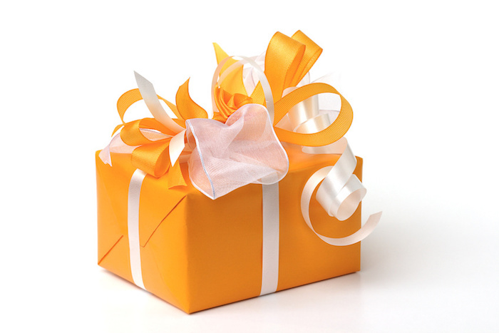Geschenk, Geburtstagsgeschenk, Geschenkkiste, oranges Verpackungspapier