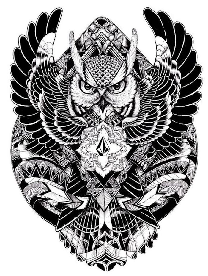 das ist eine idee für einen schwarzen großen owl tattoo mit einem fliegenden uhu 