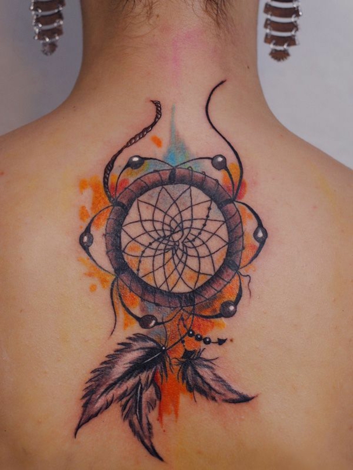 hier ist eine idee für einen tattoo auf dem nacken einer jungen frau mit einem schönen winzigen dreamcatcher mit dre kleinen federn