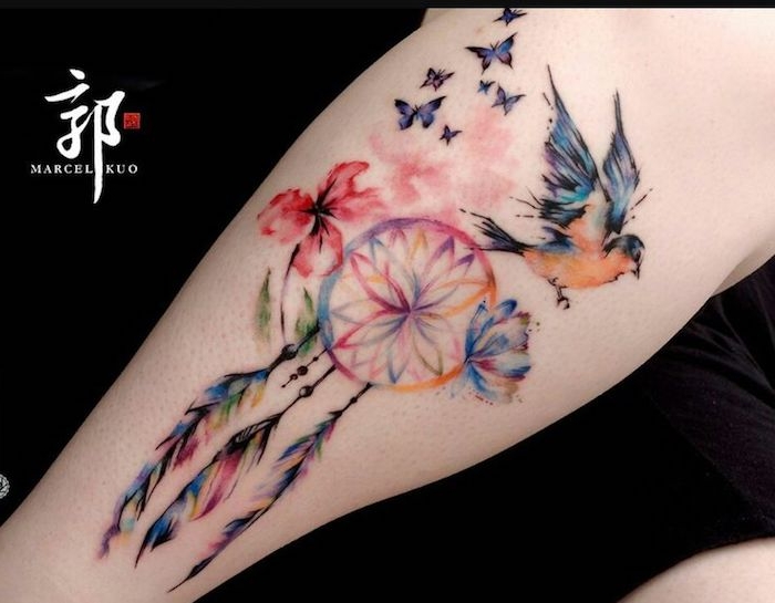 jetzt finden sie eine idee für einen märchenhaften tollen bunten watercolor tattoo mit lila schmetterlingen, traumfänger, bunten federn, einem kleinen vogel und zwei blumen