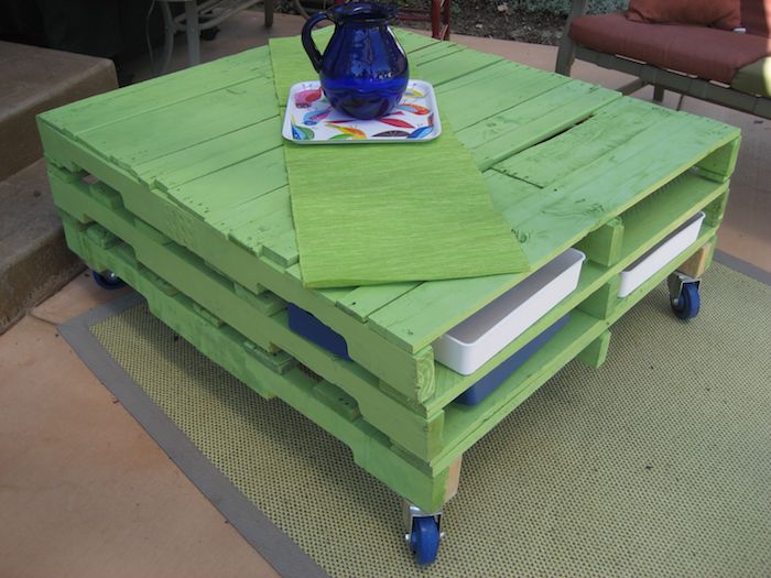 ein grüner tisch aus alten europaletten - idee zum thema palettenmöbel terrasse