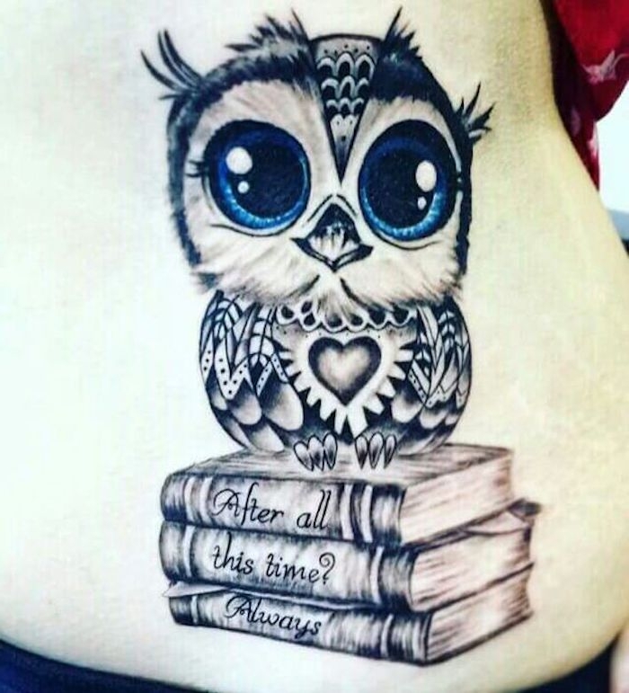 das ist eine idee für einen mini tattoo owl - kleine süße eule mit blauen augen und drei büchern