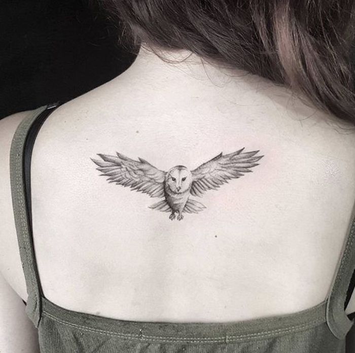 kleine fliegende eule - idee für einen owl tattoo auf dem rücken einer jungen frau