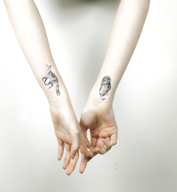 hier sind zwei hände mit kleinen tattoos auf handgelenk - eule und fuchs