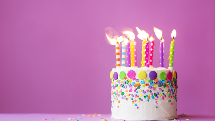 Geburtstagstorte mit fröhlicher Dekoration und bunten Kerzen, Ideen für Geburtstagsfeier