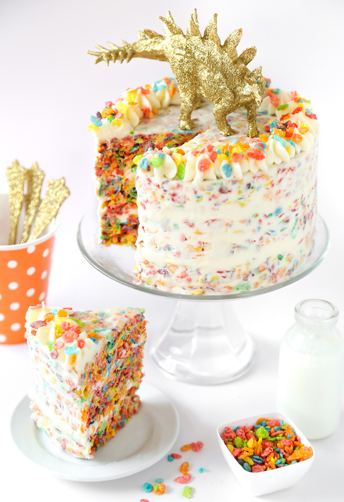 bunte kindergeburtstagstorte aus bonbons und buttercreme, torte selber machen