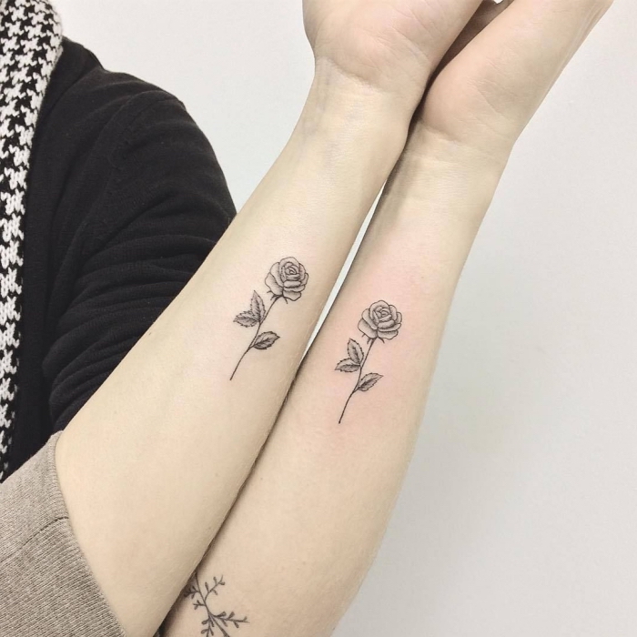florale arm tattoos, tattoo motive für frauen, schwarz graue blumen tattoos, kleine rosen