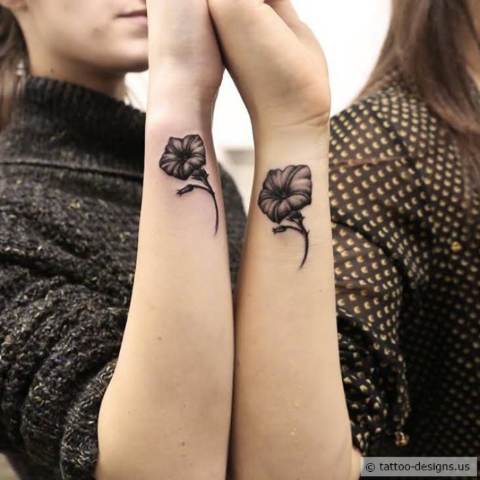 kleine tattoo motive für geschwister, realitische blumen in schwarz und grau, frauen mit blackwork tattoos