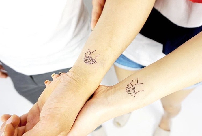 kleine tattoo motive für geschwister, zwei hände, bruder und schwester, tätowierungen mit bedeutung