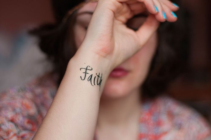Faith Tattoo am Handgelenk, Frauen Tattoos zum Inspirieren, Tattoo feiner Schreibschrift 