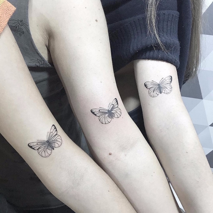 kleine tattoo frau, tätowierungen für beste freundinen, gleiche schmetteringe in schwarz und grau