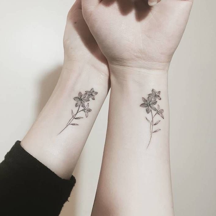 tätowierungen für beste freundinen, kleine tattoos frau, florale motive, schwarz graue blumen