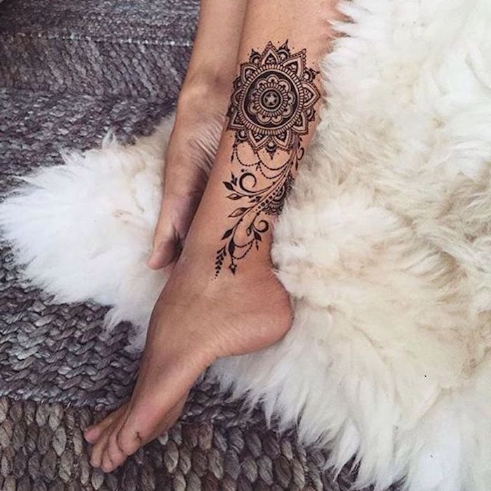 beliebteste tattoos, mandala tattoo am bein, blumen tattoo