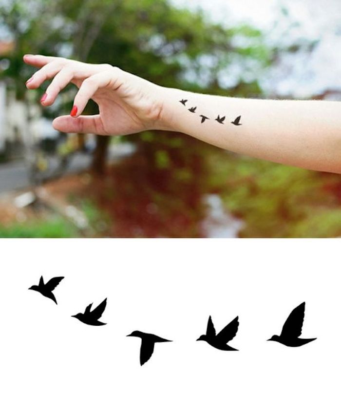 beliebteste tattoos, roter nagellack, kleine vögel am handgelenk