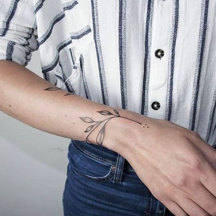 kleines tattoo am handgelenk, zweig mit blättern, gestreiftes hemd