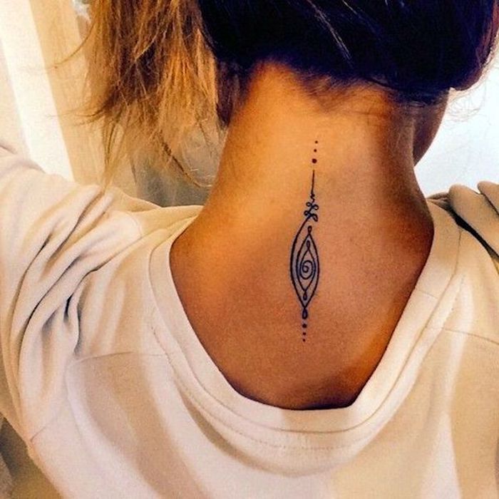 kleines tattoo mit geometrischen figuren am nacken