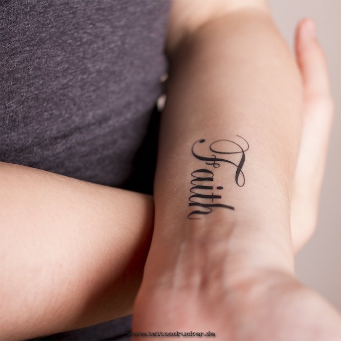 Faith Tattoo am Unterarm, mittelgroßes Tattoo in feiner Schreibschrift, Tattoo Schriften Handgelenk 
