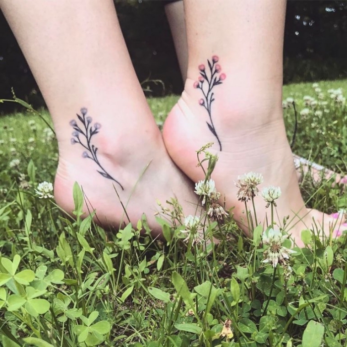 kleine tattoos ideen für geschwister, kleine blüten an den füßen, tätowierungen mit floralen motiven, gras
