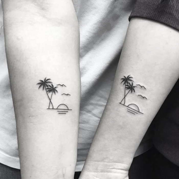kleine tatoos ideen, tätowierungen mit maritimen motiven, meer mit palmen, sonne und fligenden vögeln