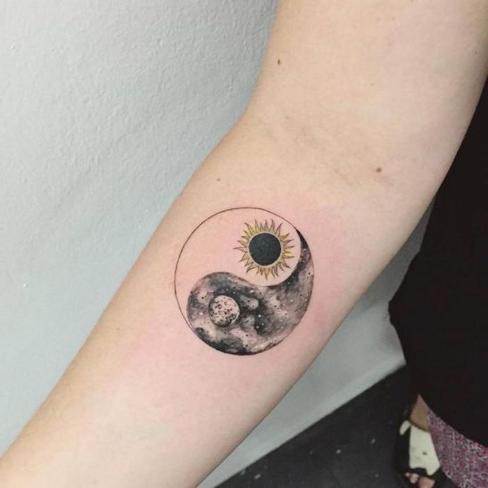 Yin-Yang Tattoo auf dem Arm einer Frau, Sonne und Mond, Schwarz und Weiß