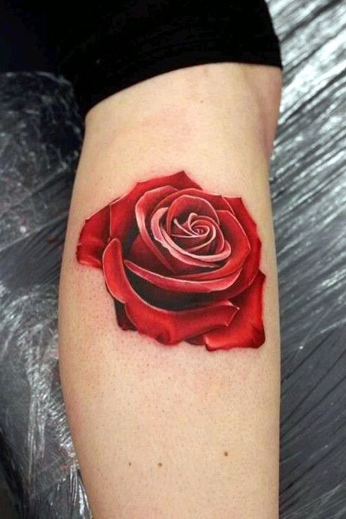 bleiebteste tattoos, bunte tätowierung, rote rose am bein