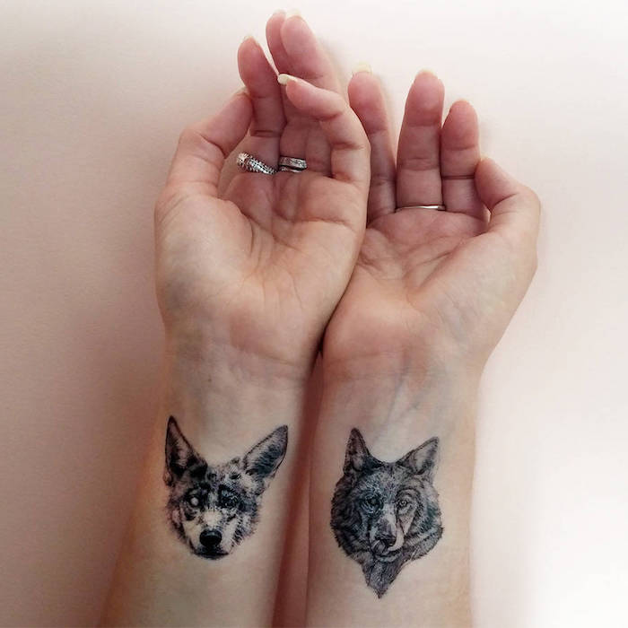 kleines tattoo am handgelenk, hund und wolf in schwarz und grau