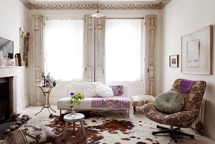 shabby deko, wohnzimmer im vintage stil, weißes sofa, beige sessel mit lila elementen