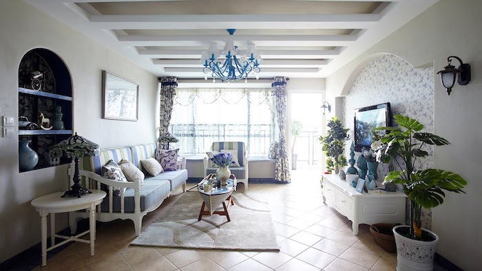 shabby deko, wohnzimmer in weiß und blau, kronleuchter, pflanzen