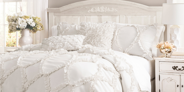 shabby deko, schlafzimmer in weiß einrichten, weiße bettwäsche