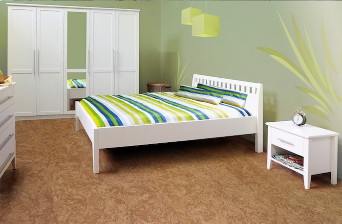 gemütliches Schlafzimmer mit Kork am Boden, Doppelbett mit bunter Bettwäsche