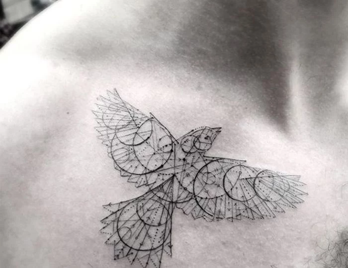 Vogel-Tattoo mit vielen Kreisen und Spiralen, vielen Triangeln und Strichen