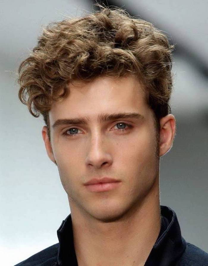 ein junger Mann mit blondem, wildem Haar und blaue Augen - Kurzhaarfrisuren Naturlocken