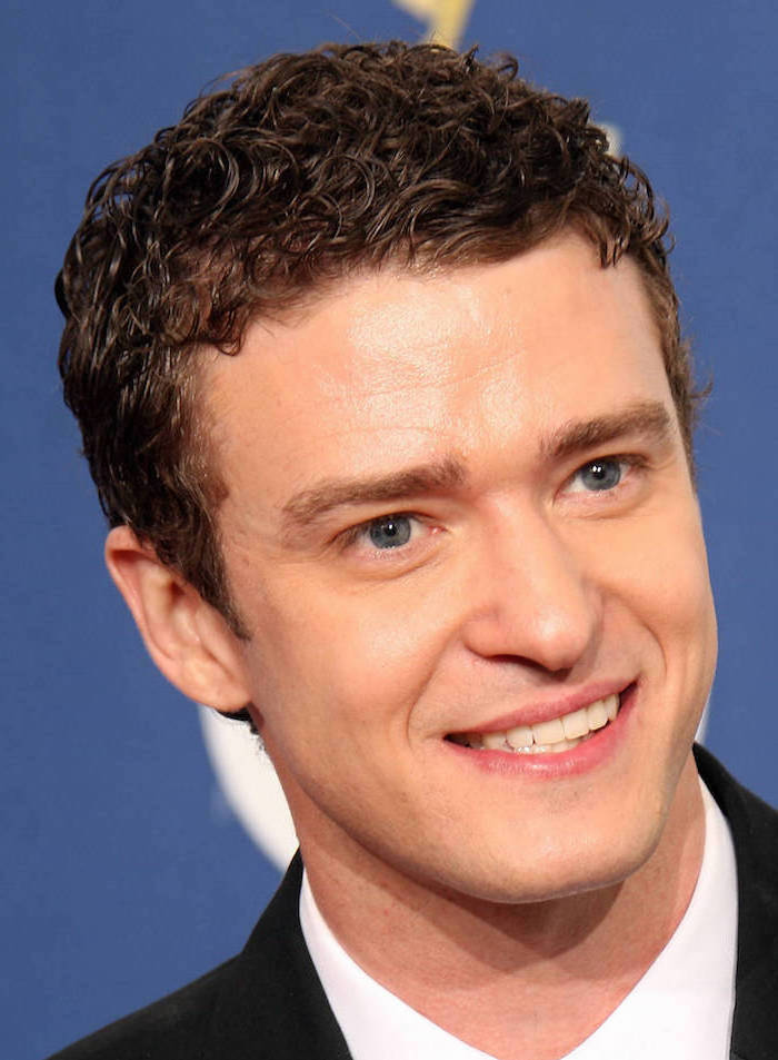 Locken Kurzhaarfrisur von Justin Timberlake, der ein Vorbild für einen hübschen Mann ist