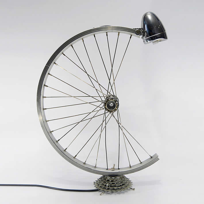 Stehlampe aus Rad selber basteln, DIY Projekte für kreative Menschen, Schritt für Schritt Anleitungen