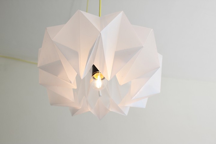 Lampenschirm aus weißem Papier basteln, Origami-Lampe, DIY Ideen für Erwachsene