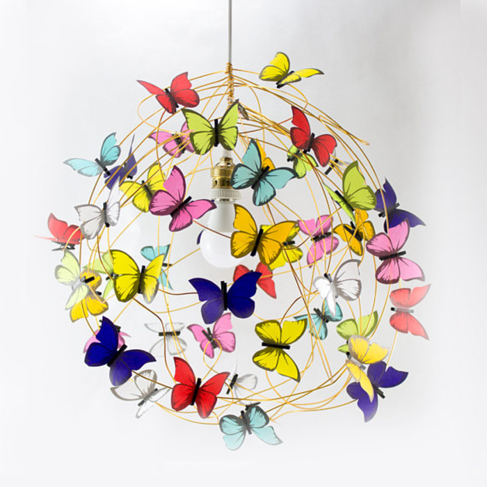 verspielten Kronleuchter selber machen, Lampenschirm mit bunten Schmetterlingen, tolle DIY für Erwachsene