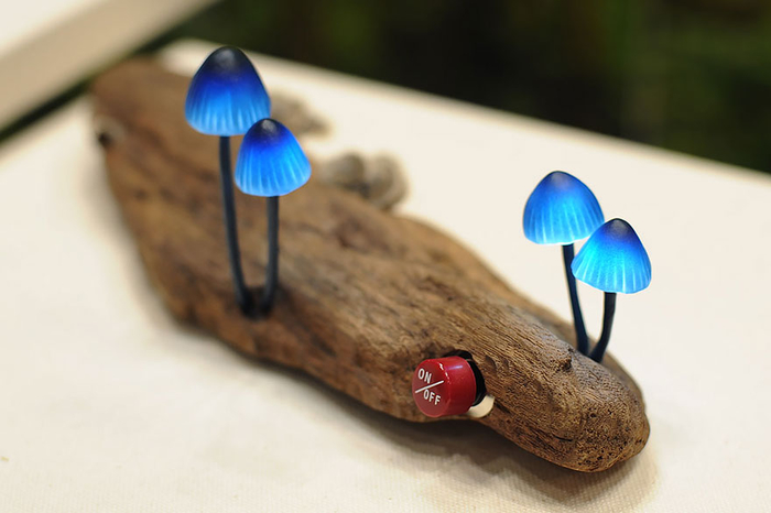 einzigartige Nachttischlampe, blaue Pilze auf Holz, Ideen zum Inspirieren