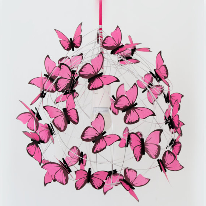 Lampenschirm mit rosaroten Schmetterlingen verzieren, inspirierende DIY Ideen für Erwachsene