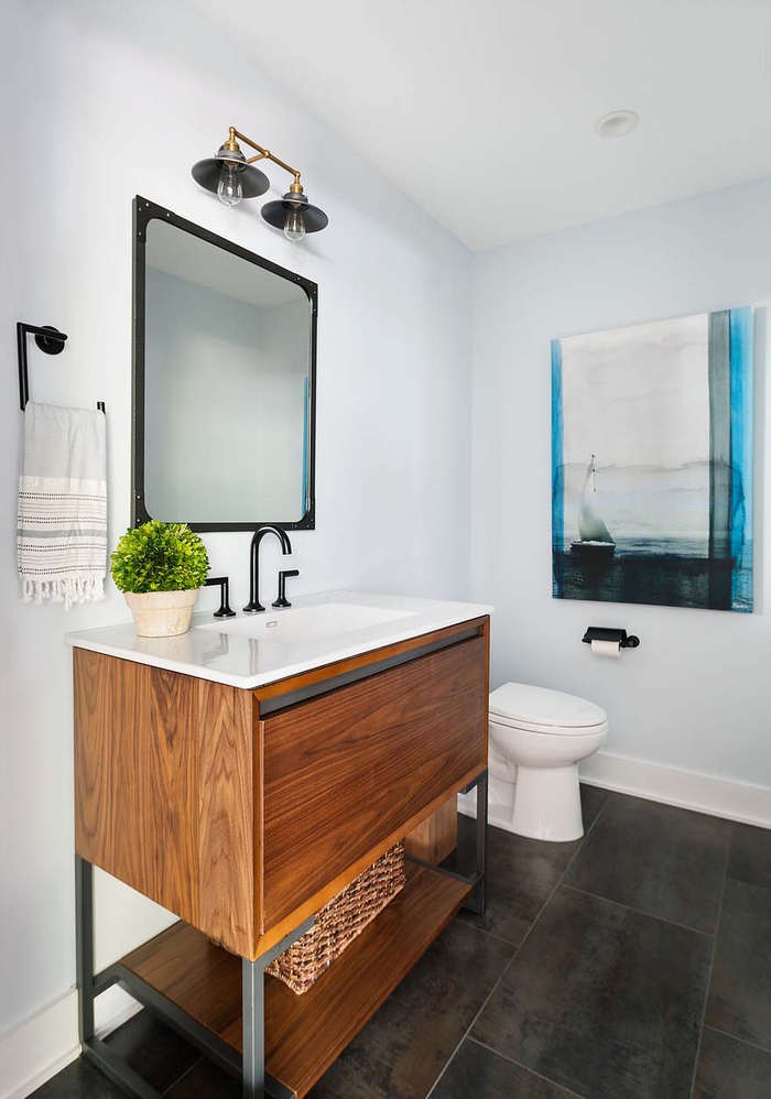 Badezimmer in Landhausstil einrichten, Keramik-Waschbecken und Holzschrank, schwarze Fliesen