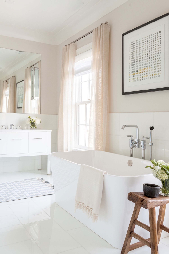 Badezimmer im Landhausstil einrichten, Keramik-Badewanne, Holzschrank, großer Spiegel